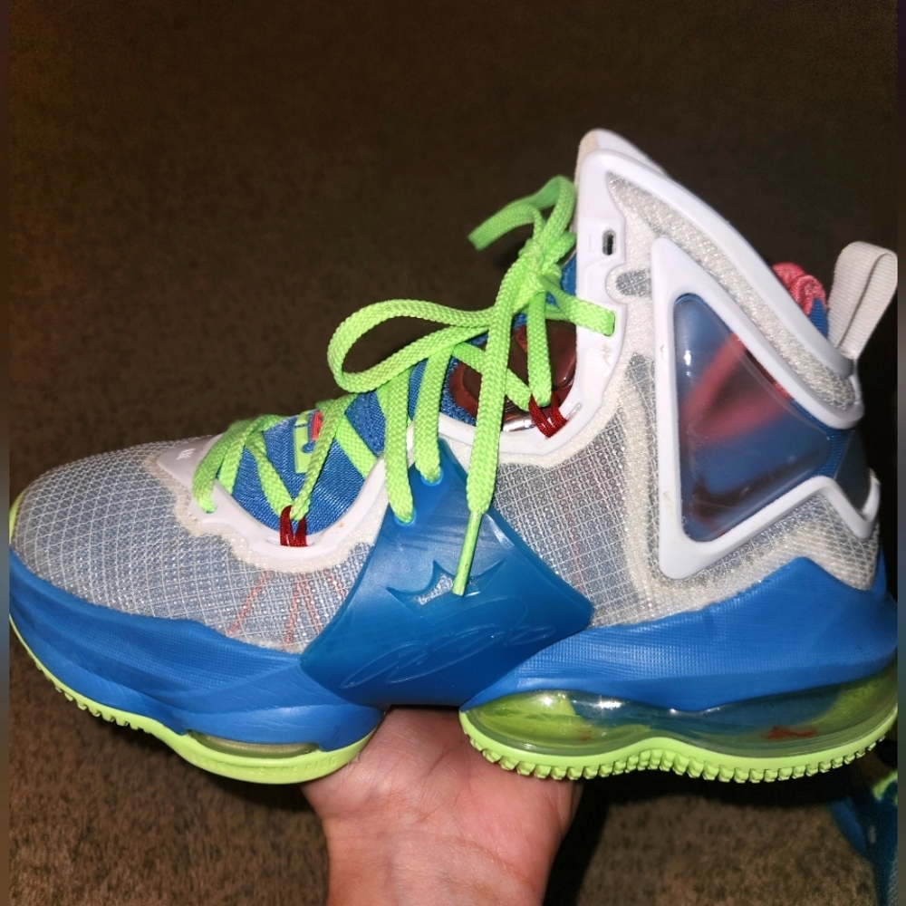 Youth Nike LeBron 19 shoes, size 5Y